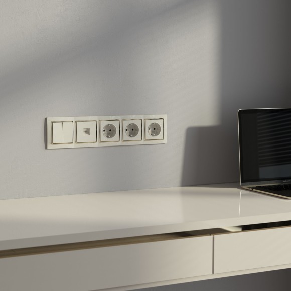 Рамка из поликарбоната на 5 постов Snabb слоновая кость/золото W0051932