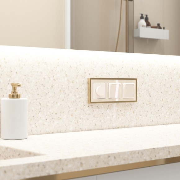 Розетка влагозащ. с зазем. с защит. крышкой и шторками (айвори акрил) W1171243 Розетка влагозащ. с зазем. с защит. крышкой и шторками (айвори акрил) W1171243