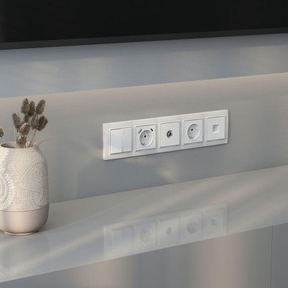 Рамка из поликарбоната на 5 постов Snabb Basic белый W0052001