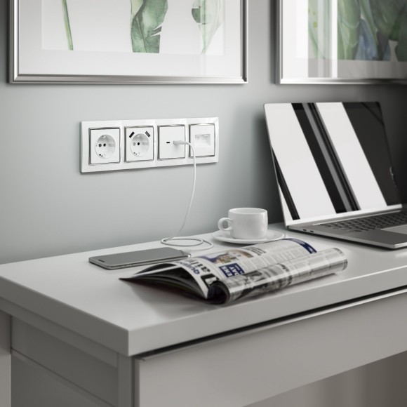 Рамка из поликарбоната на 4 поста Snabb белый/хром W0041901