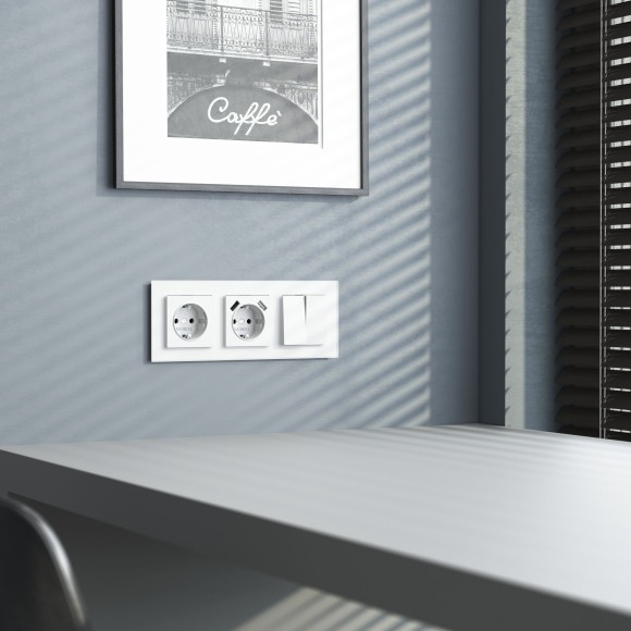 Рамка из стекла на 3 поста Favorit белый матовый W0031105