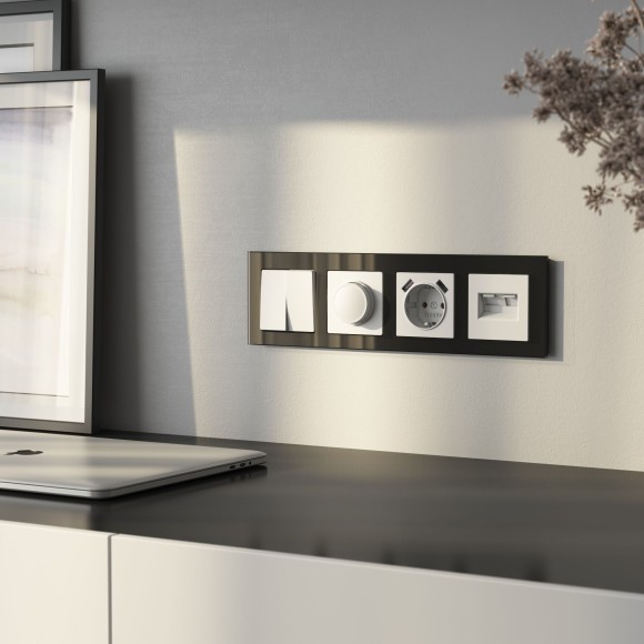 Рамка из стекла на 4 поста Favorit черный W0041108