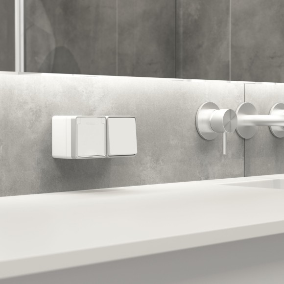 Розетка влагозащ. с зазем. с защит. крышкой и шторками Gallant белая W5071201