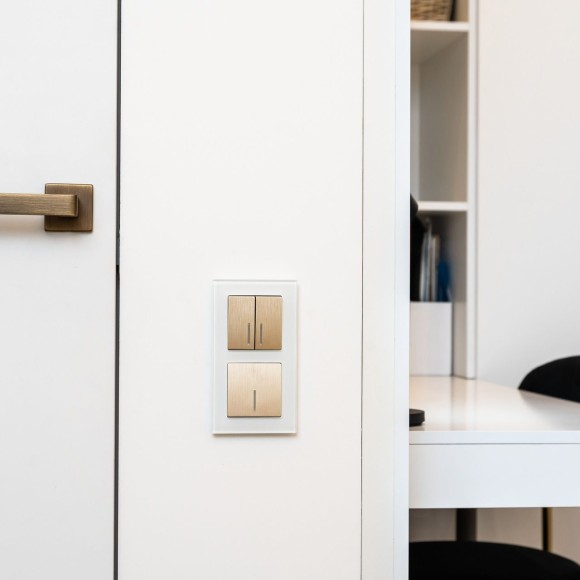 Выключатель двухклавишный с подсветкой (шампань рифленый) W1120110 Выключатель двухклавишный с подсветкой (шампань рифленый) W1120110