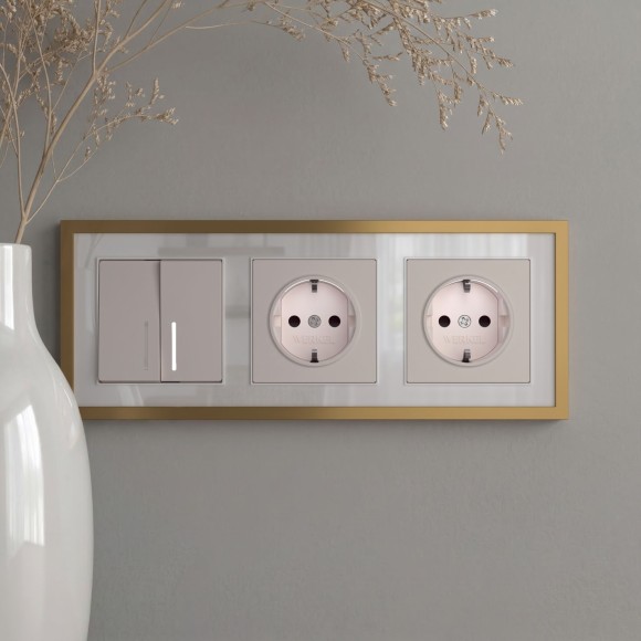 W0032853/ Рамка на 3 поста Baguette (белый/золотистая латунь) W0032853