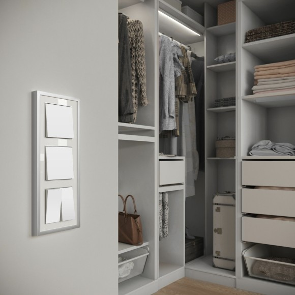 Рамка из металла на 3 поста Baguette белый/серебро W0032850