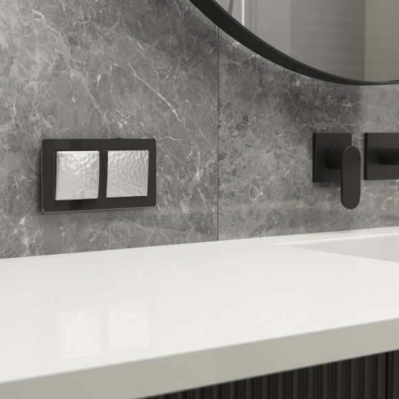 Розетка влагозащ. с зазем. с защит. крышкой и шторками (Hammaer серебряный) W1271206