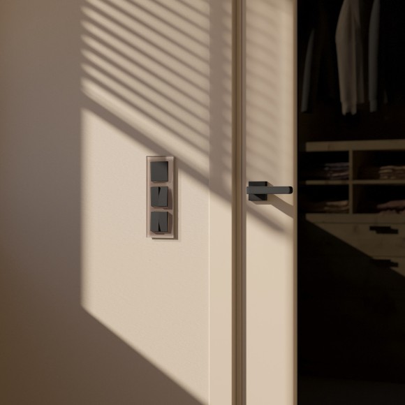 Рамка из стекла на 3 поста Favorit латте W0031142 Рамка из стекла на 3 поста Favorit латте W0031142