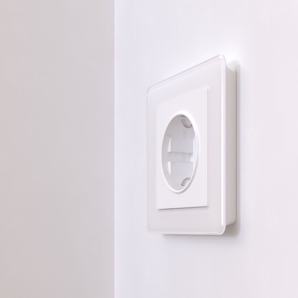 Розетка с заземлением и шторками (белая) W1171101 Розетка с заземлением и шторками (белая) W1171101