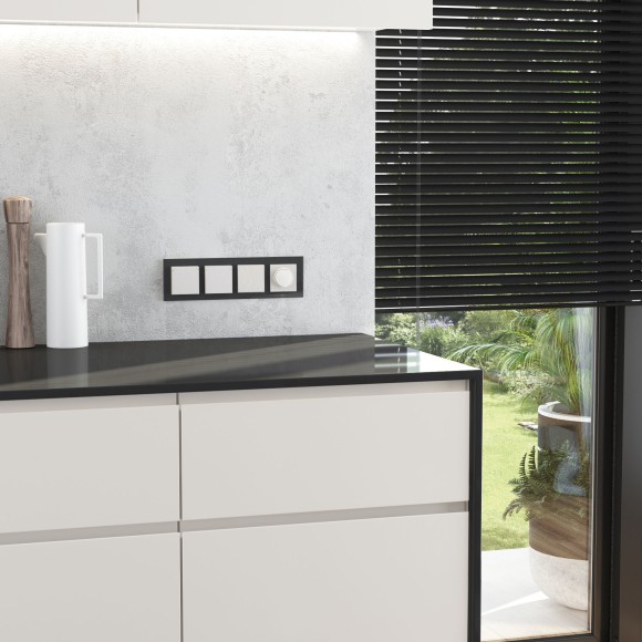 Розетка влагозащ. с зазем. с защит. крышкой и шторками N (перламутровый рифленый) W1171213