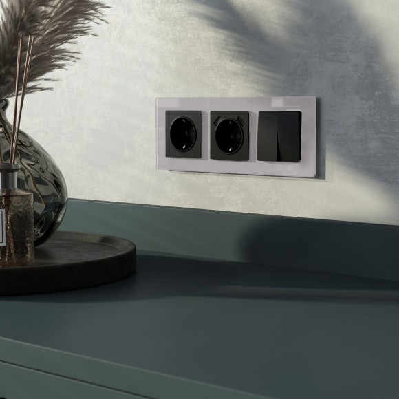 Рамка из стекла на 3 поста Favorit серый W0031115 Рамка из стекла на 3 поста Favorit серый W0031115