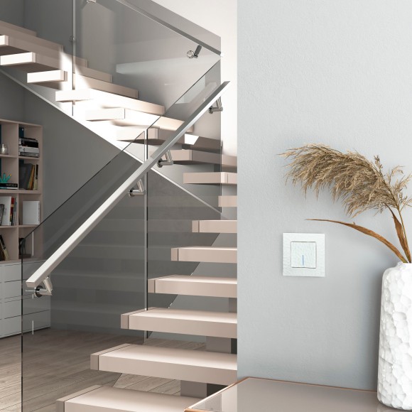 Выключатель одноклавишный проходной с подсветкой (Hammer белый) W1212101 Выключатель одноклавишный проходной с подсветкой (Hammer белый) W1212101