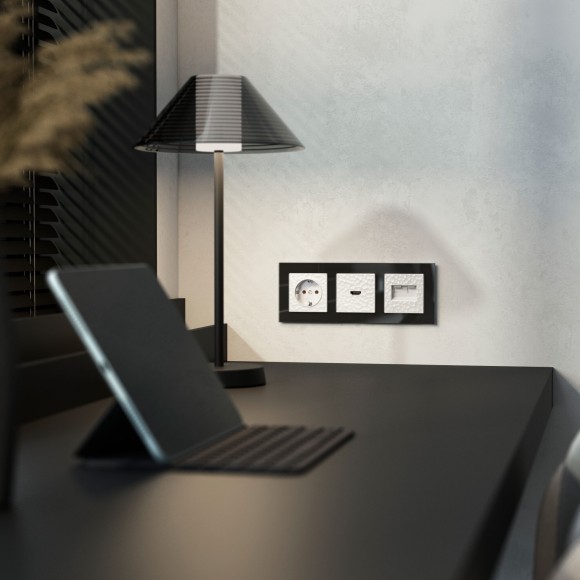 Розетка с заземлением и шторками (Hammer белый) W1271101