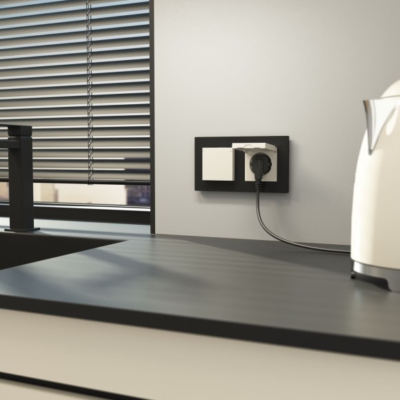 Розетка с заземлением и шторками c крышкой IP44 N (айвори матовый) W1171262 Розетка с заземлением и шторками c крышкой IP44 N (айвори матовый) W1171262