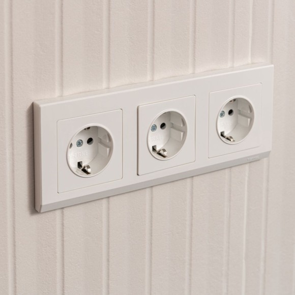 Рамка из поликарбоната на 3 поста Stark белый W0031801