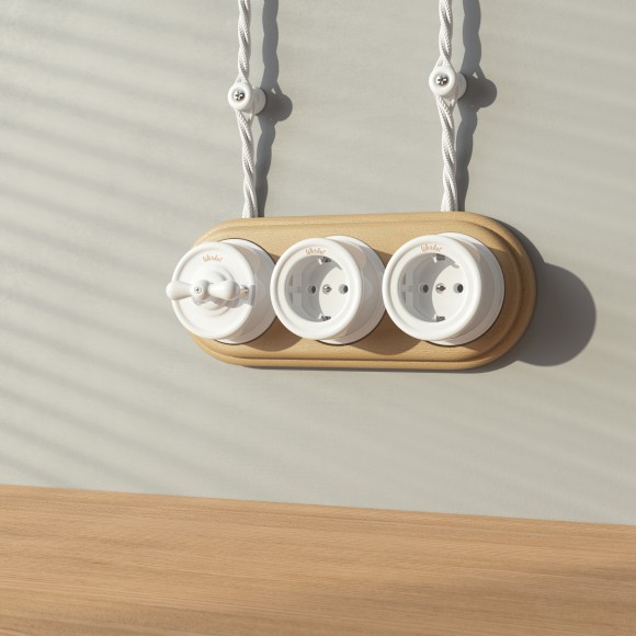 Розетка с заземлением белый ретро W5671001