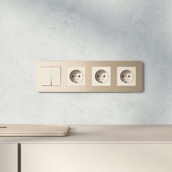 Рамка из металла на 4 поста Platinum шампань W0042611 Рамка из металла на 4 поста Platinum шампань W0042611