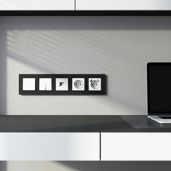 Розетка с заземлением и шторками (белая) W1171101