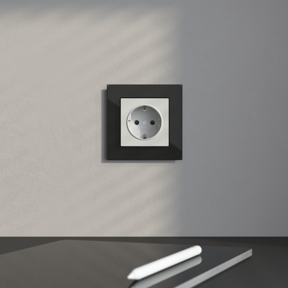 Розетка с заземлением и шторками (белая) W1171101