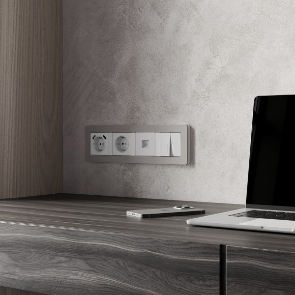 Рамка из поликарбоната на 4 поста Split дымчатый/белый, soft-touch W0043067 Рамка из поликарбоната на 4 поста Split дымчатый/белый, soft-touch W0043067