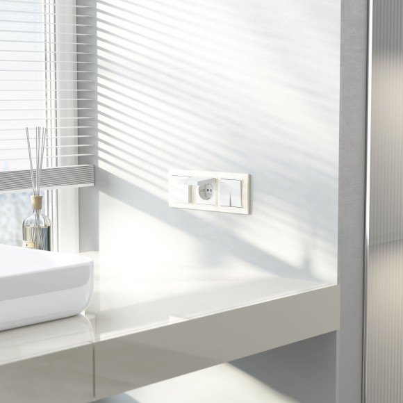 Рамка из поликарбоната на 3 поста Snabb Basic слоновая кость W0032003 Рамка из поликарбоната на 3 поста Snabb Basic слоновая кость W0032003