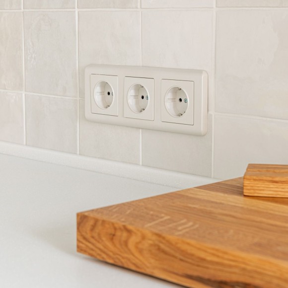 Рамка из поликарбоната на 3 поста Stream перламутровый W0032113 Рамка из поликарбоната на 3 поста Stream перламутровый W0032113