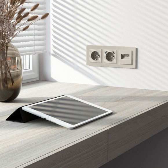 Розетка с заземлением и шторками (дымчатый) W1271104 Розетка с заземлением и шторками (дымчатый) W1271104