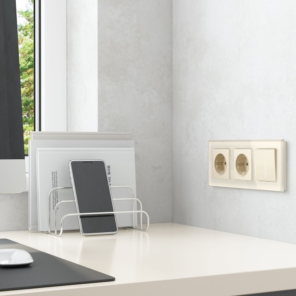 Рамка из стекла на 3 поста Favorit молочный W0031141